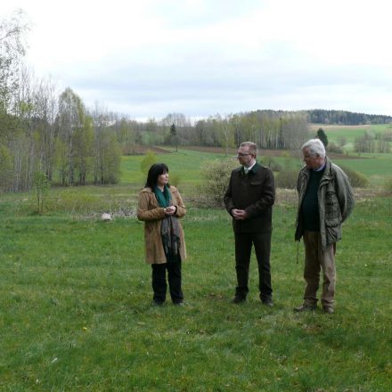 Pressetermin mit Bürgermeisterin Birgit Höcherl von Schönsee, Landtagsabgeordneter Alexander Flierl und Stiftungsratsvorsitzender Prof. Dr. Jürgen Vocke Land