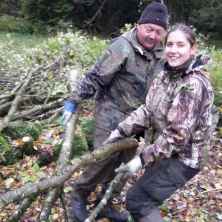 Jagdkönigin Lisa Müller beim Biotopeinsatz mit der Jägerschaft in der Rhön©Wildland-Stiftung Bayern