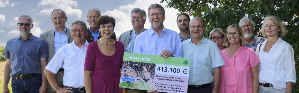 Umweltminister Huber übergibt symbolisch den Projektverantwortlichen den Scheck mit den Fördermitteln©Ölologische Bildungsstätte Oberfranken