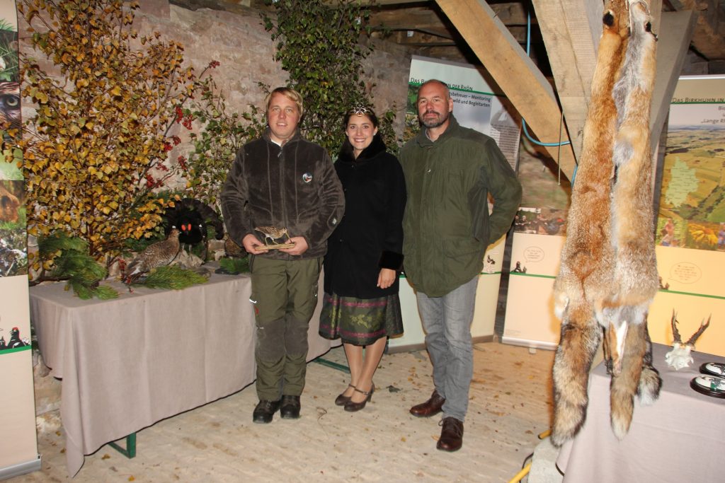 Das Wildland-Team mit Berufsjäger Raphael Blum (li.) und Gebietsbetreuer Torsten Kirchner (re.) mit Jagdkönign Lisa Müller©T. Kirchner