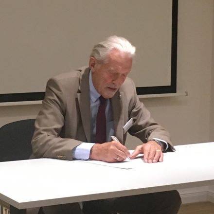 Vorstandsvorsitzender Dr. Wolfgang Schiefer beim Unterzeichnen der Trägergemeinschaft©Wildland-Stiftung Bayern