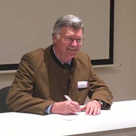 Vorstandsmitglied Dieter Sedlmayer beim Unterzeichnen der Trägergemeinschaft©Wildland-Stiftung Bayern