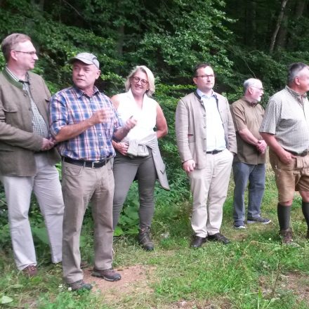 Peter Fröhlich (2.v.l.) erläuterte als Naturschutzbeauftragter der Kreisgruppe die Baumaßnahmen©Wildland-Stiftung Bayern