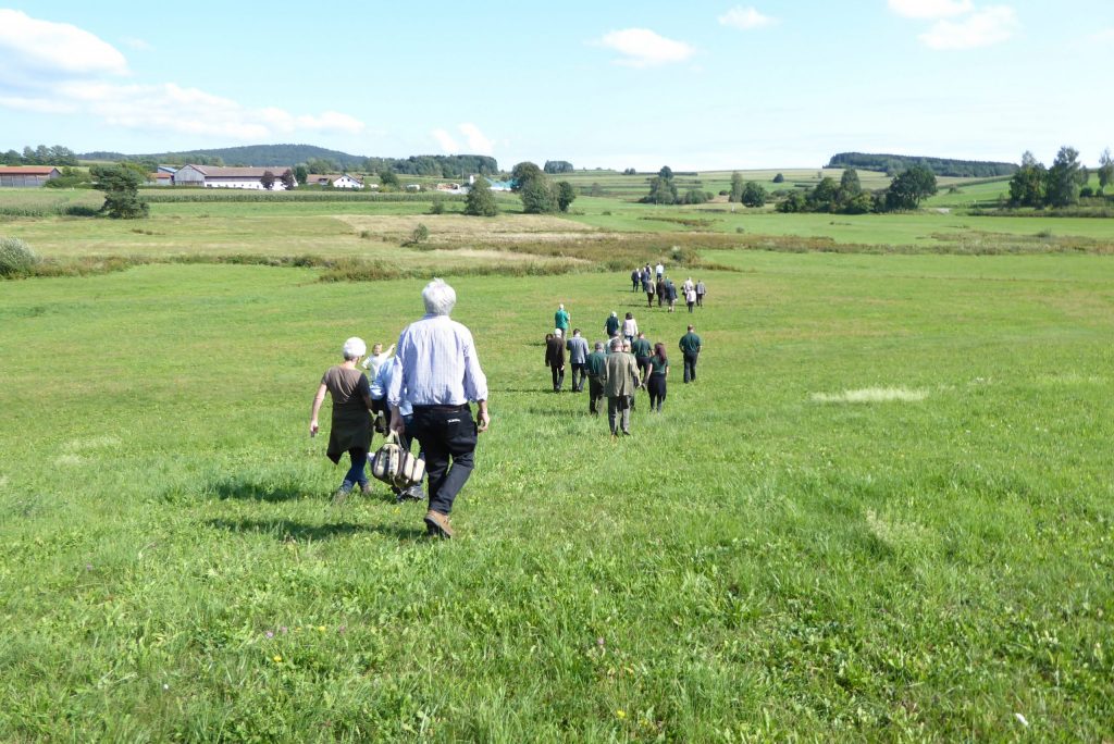 Auf dem Weg zur neuen Biotopfläche im Aschatal©Wildland-Stiftung Bayern