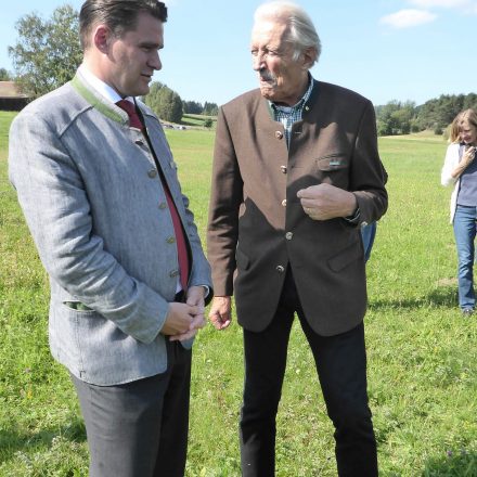 Landrat Thomas Ebeling im Gespräch mit Vorstandsvorsitzendem Dr. Wolfgang Schiefer von der Wildland-Stiftung Bayern©Wildland-Stiftung Bayern