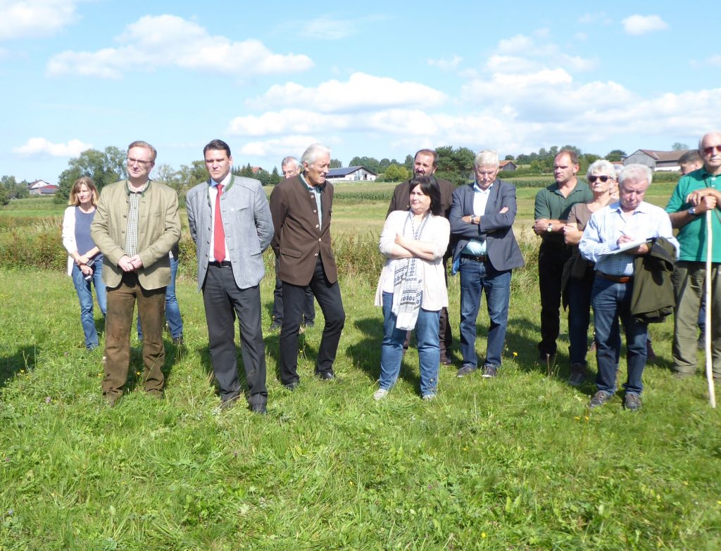 Teilnehmer des Ortstermins, v.l.: Alexander Flierl, MdL, Landrat Thomas Ebeling, Vorstandsvorsitzender Dr. Wolfgang Schiefer und Bürgermeisterin Birgit Höcherl von Schönsee mit weiteren Gästen ©Wildland-Stiftung